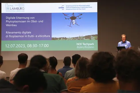 Abb. 1: Über 80 Interessierte besuchten die gemeinsame Veranstaltung des Versuchszentrums Laimburg und der Freien Universität Bozen, um sich über innovative Erkennungstechnologien wie die Spektralanalyse zu informieren.: © Laimburg Research Center/agnese martinelli