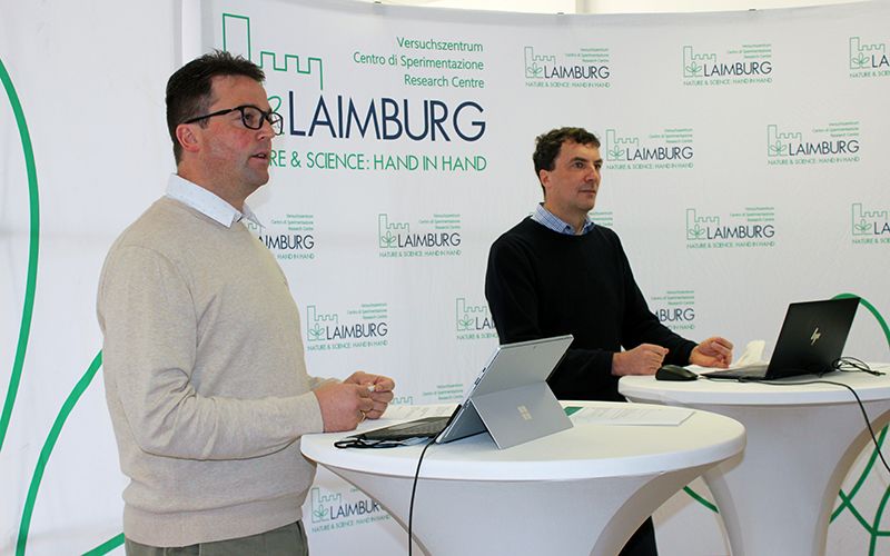 Abb. 1: Moderator Christian Plitzner und Fachbereichsleiter Berglandwirtschaft Giovanni Peratoner beim digitalen Expertenforum Berglandwirtschaft. © Versuchszentrum Laimburg