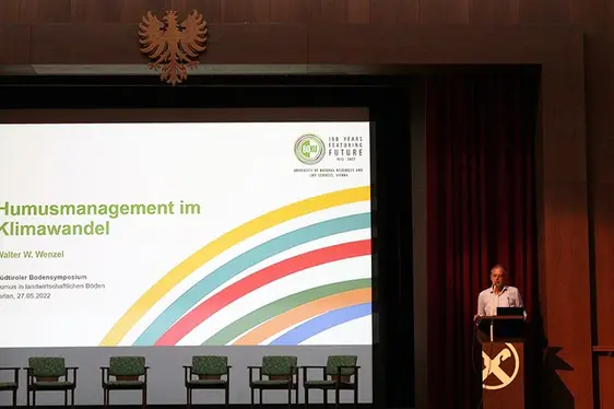 Fig. 3: Walter Wenzel della University of Natural Resources und Life Sciences di Vienna (BOKU) durante la sua conferenza sulla gestione dell'humus nei cambiamenti climatici.: © Centro di Sperimentazione Laimburg