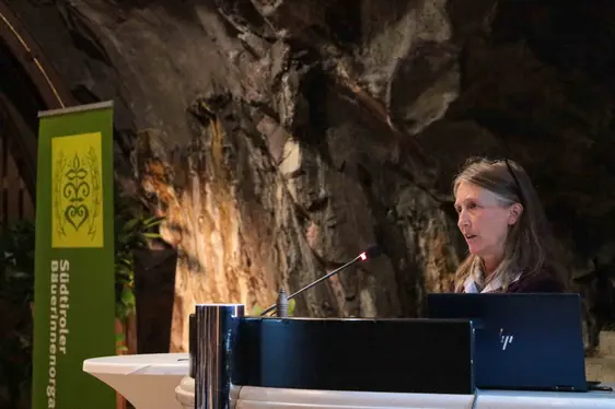 Abb. 5: Die Agronomin und Sachverständige für Landwirtschaft, Natur und Landschaft Jutta Staffler umriss in ihrem Vortrag die Bedeutung der Rolle der Bäuerin.
© Laimburg Research Centre/daniel rossato