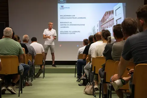 Abb. 1: Der Leiter der Arbeitsgruppe Beeren-, Stein- und Schalenobst, Massimo Zago, eröffnet die Feldbegehung Kulturheidelbeeren und Süßkirschen am Versuchszentrum Laimburg.
© Laimburg Research Centre/agnese martinelli
