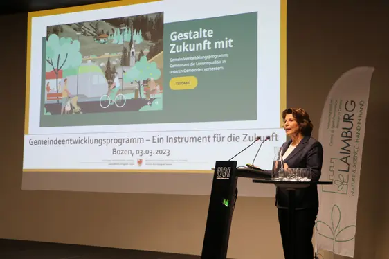 Fig. 2: Maria Hochgruber Kuenzer, Assessora provinciale allo Sviluppo del territorio, al Paesaggio e ai Beni culturali ha parlato del Programma di Sviluppo Comunitario: © Laimburg Research Centre/johanna höller