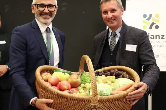 Fig. 3: Frutteti, vigneti e campi d’ortaggi rappresentano delle colture importanti; in foto l’assessore all’agricoltura Luis Walcher insieme al Direttore del Centro di Sperimentazione Laimburg: © Laimburg Research Centre/agnese martinelli