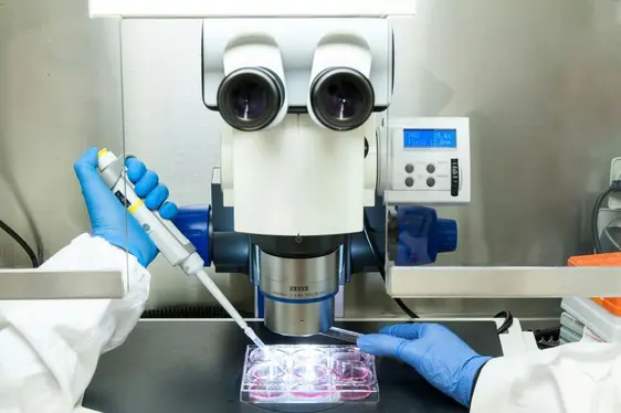 Fig. 6: Il laboratorio dell’Istituto di Biomedicina: © Eurach Research_Ivo Corrà