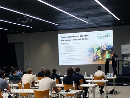 Neue Erkenntnisse aus Weinbau und Kellerwirtschaft wurden beim traditionellen „Tag des Weines und der Rebe“ präsentiert, der am 20. August 2021 am NOI TechPark in Bozen stattgefunden hat. ©Versuchszentrum Laimburg
