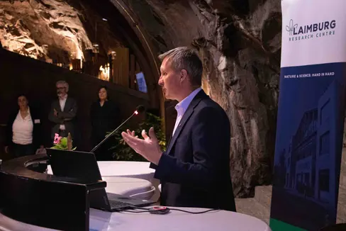 Abb. 1: Luis Walcher, Landesrat für Landwirtschaft, während der Grußworte zur Eröffnung der Veranstaltung.
© Laimburg Research Centre/agnese martinelli