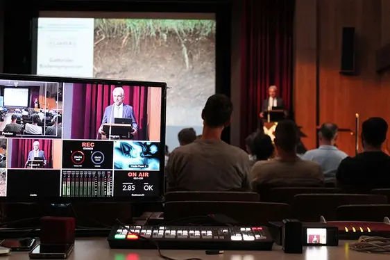 Abb. 2: Das erste Südtiroler Bodensymposium fand als hybride Veranstaltung mit über 70 Teilnehmenden vor Ort und 40 Online-Zuschauenden statt.: © Versuchszentrum Laimburg