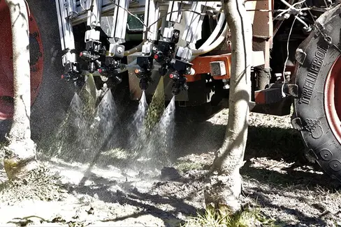 Pacciamatura spray come alternativa agli erbicidi convenzionali e alle misure di controllo delle erbe infestanti in frutticoltura e viticoltura. © Centro di Sperimentazione Laimburg