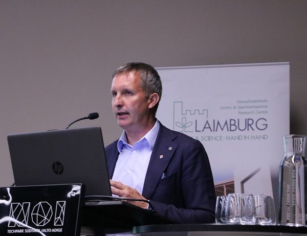 Abb. 1: Agrarlandesrat Luis Walcher begrüßt die Teilnehmerinnen und Teilnehmer der Lagerungstagung am NOI Techpark: © Laimburg Research Centre