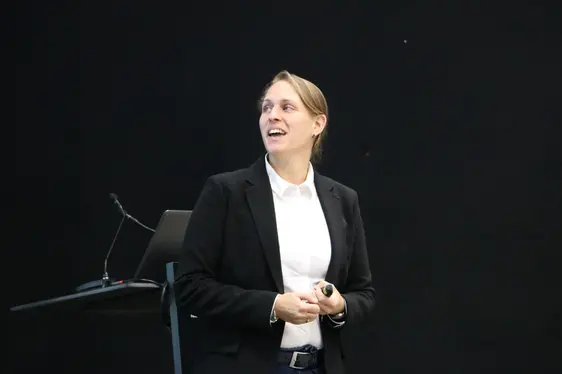 Abb. 2: Daniela Hey erklärt die Funktionsweise der „small RNA”: © Laimburg Research Centre/agnese martinelli