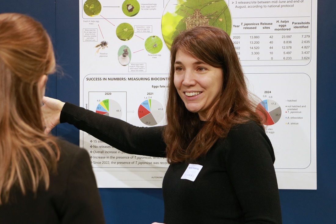 Abb. 1: Forschende des Versuchszentrums Laimburg stellten am Interpoma-Messestand ihre Forschungsaktivitäten vor: © Laimburg Research Centre/Agnese Martinelli