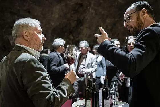 Zahlreiche Vernatsch-Begeisterte nahmen an der Veranstaltung im Felsenkeller teil.: © Jan Kusstatscher