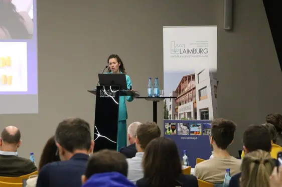 Abb. 5: Elisa Vanzo, Leiterin der Arbeitsgruppe „Lebensmittelsensorik“ am Versuchszentrum Laimburg, bei ihrem Vortrag zum Labor für Lebensmittelsensorik und die Bedeutung sensorischer Test für eine Vielzahl von Problemstellungen: © Laimburg Research Centre/Agnese Martinelli