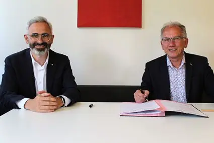 Laimburg-Direktor Michael Oberhuber und JKI-Präsident Frank Ordon unterzeichnen die Erneuerung der Kooperationsvereinbarung. ©Versuchszentrum Laimburg