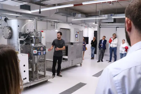 Fig. 5: Le persone presenti hanno avuto la possibilità di visitare i laboratori del Centro Laimburg situati presso il NOI Techpark di Bolzano: © Laimburg Research Centre/agnese martinelli