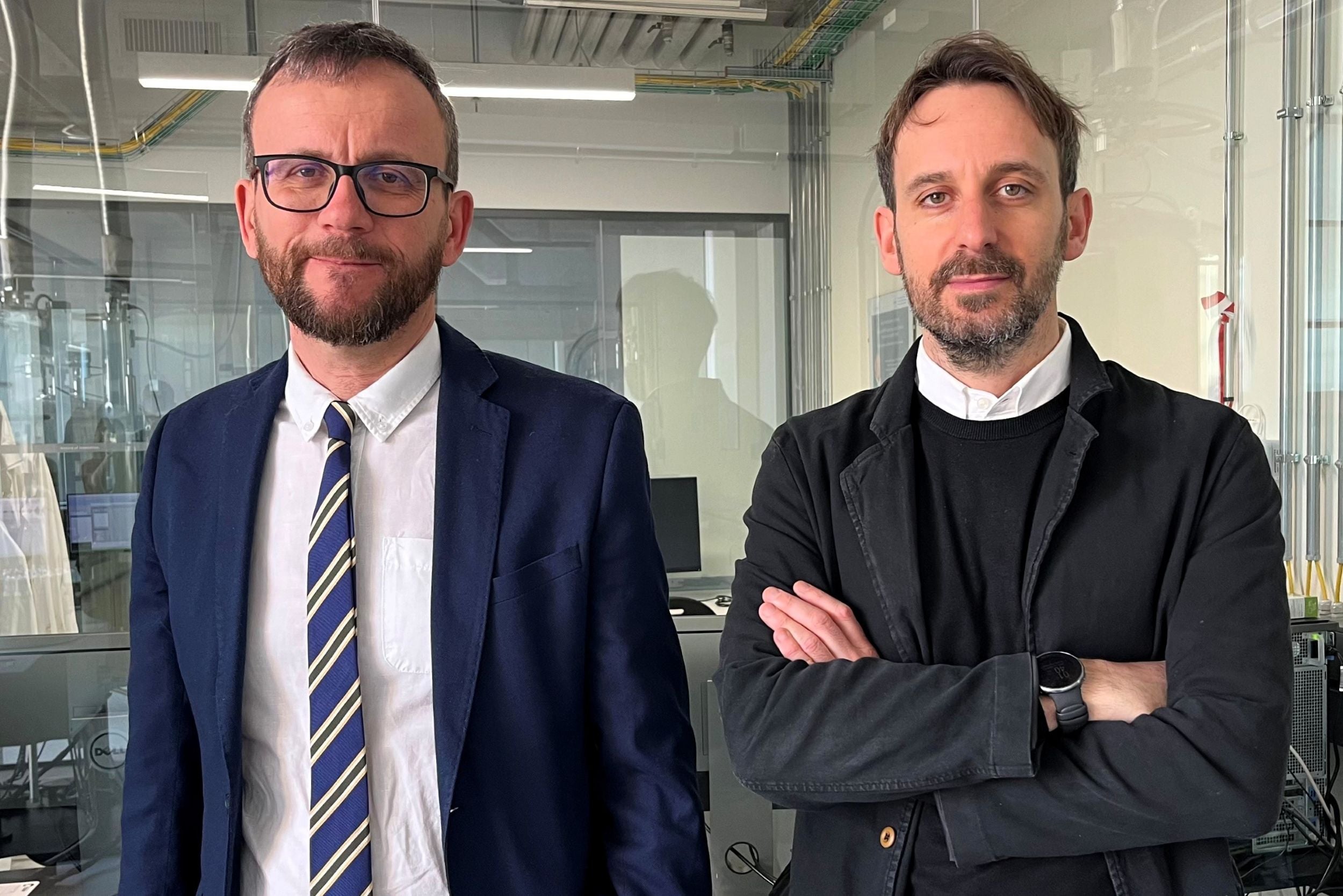 Abb. 1: Emanuele Boselli (links), Koordinator des Projekts an der Freien Universität Bozen und Alberto Ceccon (rechts), Leiter des Labors für NMR-Spektroskopie des Versuchszentrums Laimburg.
© Laimburg Research Centre/ A. Martinelli