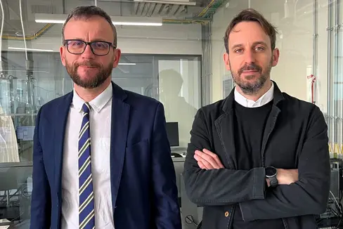 Abb. 1: Emanuele Boselli (links), Koordinator des Projekts an der Freien Universität Bozen und Alberto Ceccon (rechts), Leiter des Labors für NMR-Spektroskopie des Versuchszentrums Laimburg.
© Laimburg Research Centre/ A. Martinelli