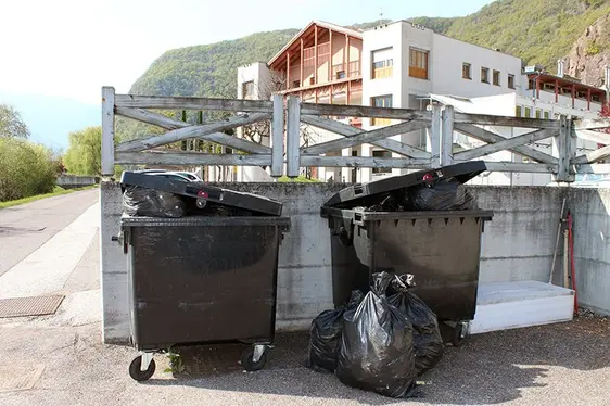 Abb. 5: Fachgerecht entsorgter Müll am Versuchszentrum Laimburg.: © Versuchszentrum Laimburg