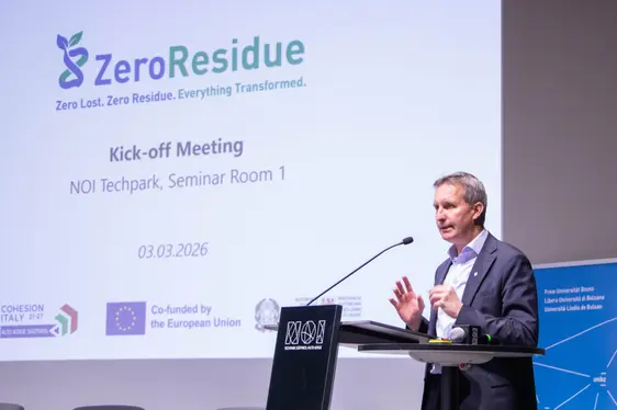 Fig. 2: L’Assessore provinciale all’agricoltura Luis Walcher saluta il pubblico all’evento kick-off del progetto ZeroResidue presso il NOI Techpark.
© Laimburg Research Centre / agnese martinelli