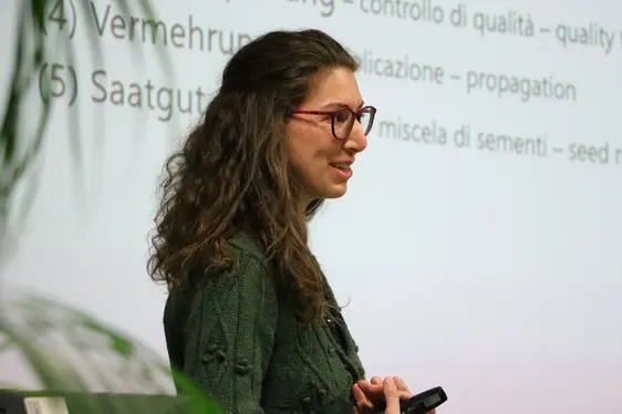 Fig. 3: La responsabile del progetto “Sementi regionali” Elena Wilhelm, del gruppo di lavoro Agricoltura Biologica, presenta i risultati del suo lavoro.: © Laimburg Research Centre /agnese martinelli