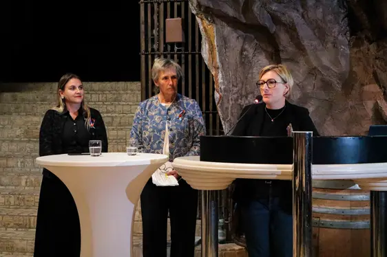 Abb. 3: Grußworte: Sabine Öttl, Leiterin des Instituts für Pflanzengesundheit am Versuchszentrum Laimburg, Landesbäuerin Antonia Egger sowie Ulrike Oberhammer, Präsidentin des Landesbeirats für Chancengleichheit für Frauen.
© Laimburg Research Centre/daniel rossato