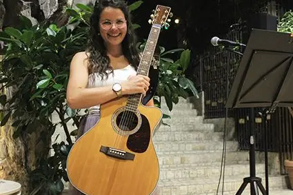 La giovane cantante originaria di Barbiano Sophie Rabanser ha curato l’intrattenimento musicale della manifestazione.: ©Centro di Sperimentazione Laimburg