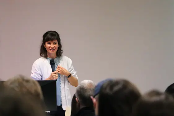 Abb. 3: Elisa Gius, Mitarbeiterin der Arbeitsgruppe „Acker- und Kräuteranbau”, stellte ihre Forschungsaktivitäten im Rahmen des Forschungsprogramms „NURBS“ vor.
©Laimburg Research Centre/Agnese Martinelli