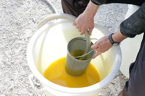 Uno dei due liquidi viene usato per riempire l’applicatore.: © Centro di Sperimentazione Laimburg