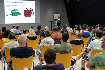 Sabine Öttl erklärte Symptomatik und Identifizierung des Rußtau-Pilzes: ©Versuchszentrum Laimburg/fmhack