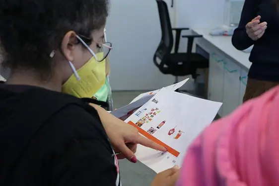 Fig. 7: In laboratorio si sperimenta con strumenti per determinare il contenuto di zucchero di diversi prodotti.: © Centro di Sperimentazione Laimburg