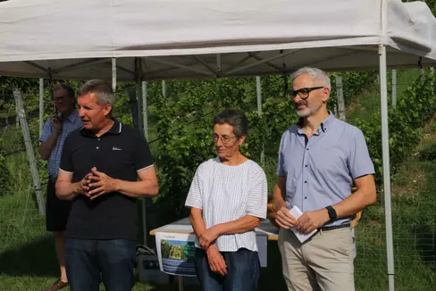 Abb. 1: von l. nach r.: Landesrat für Landwirtschaft Luis Walcher, die ehemalige Leiterin des Fachbereichs Weinbau am Versuchszentrum Laimburg Barbara Raifer und der Direktor des Versuchszentrums Laimburg Michael Oberhuber bei der Versuchsvorstellung: © Laimburg Research Centre/Debora Lamcja
