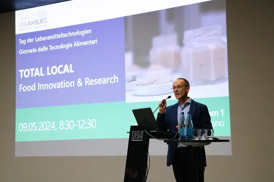 Abb. 2: Angelo Zanella, Leiter des Institutes für Berglandwirtschaft und Lebensmitteltechnologie am Versuchszentrums Laimburg, begrüßte die Teilnehmenden des 6. Tages der Lebensmitteltechnologien: © Laimburg Research Centre/Agnese Martinelli