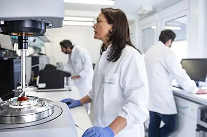 Fig. 3: Il laboratorio del gruppo di lavoro Trasformazione dei Prodotti Ortofrutticoli, settore Tecnologie Alimentari del Centro di Sperimentazione Laimburg: © Laimburg Research Centre/ivo corrà