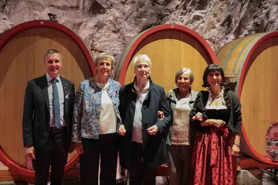Abb. 2: von l. n. r.: Landwirtschaftslandesrat Luis Walcher, Landesbäuerin Antonia Egger sowie einige der früheren Landesbäuerinnen Gretl Schweigkofler, Maria Leiner und Hiltraud Erschbamer.
© Laimburg Research Centre/daniel rossato