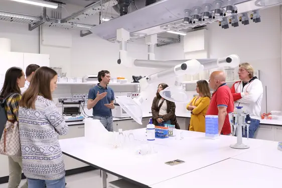 Fig. 4: Le persone presenti hanno avuto la possibilità di visitare i laboratori del Centro Laimburg situati presso il NOI Techpark di Bolzano: © Laimburg Research Centre/agnese martinelli