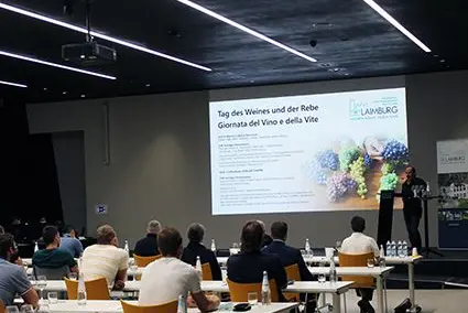 Presentate quest’anno le novità nel campo della viticoltura e dell’enologia durante la tradizionale Giornata del Vino e della Vite, tenutasi il 20 agosto 2021 al NOI Techpark di Bolzano. ©Centro di Sperimentazione Laimburg