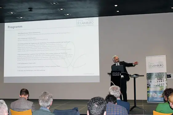 Abb. 2: Der Direktor des Versuchszentrums Laimburg Michael Oberhuber blickte auf den ersten Workshop zurück und führte in die zweite Ausgabe des Workshops ein.: © Versuchszentrum Laimburg