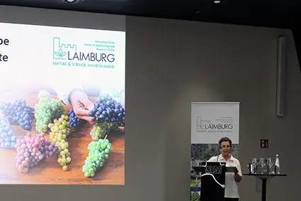 Barbara Raifer, Leiterin des Fachbereichs Weinbau am Versuchszentrum Laimburg, begrüßt die Teilnehmer der Veranstaltung: ©Versuchszentrum Laimburg