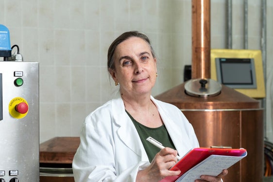 Abb. 1: Lorenza Conterno, Leiterin der Arbeitsgruppe Fermentation und Destillation sowie Koordinatorin des Projekts „KOMY” am Versuchszentrum Laimburg.
© Laimburg Research Centre/ivo corrà