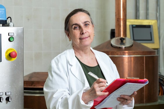 Fig. 1: Lorenza Conterno, responsabile del gruppo di lavoro Fermentazione e Distillazione e coordinatrice del progetto KOMY al Centro di Sperimentazione Laimburg.
© Laimburg Research Centre/ivo corrà