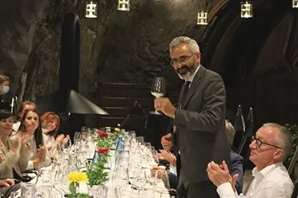 Michael Oberhuber, Direktor des Versuchszentrums Laimburg, bei der Verkostung des „Norèy“: ©Versuchszentrum Laimburg/FMHack