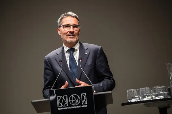 Fig. 3: Arno Kompatscher, Presidente della Provincia di Bolzano dà il benvenuto agli ospiti: Fig. 3: © Laimburg Research Centre /ivo corrà