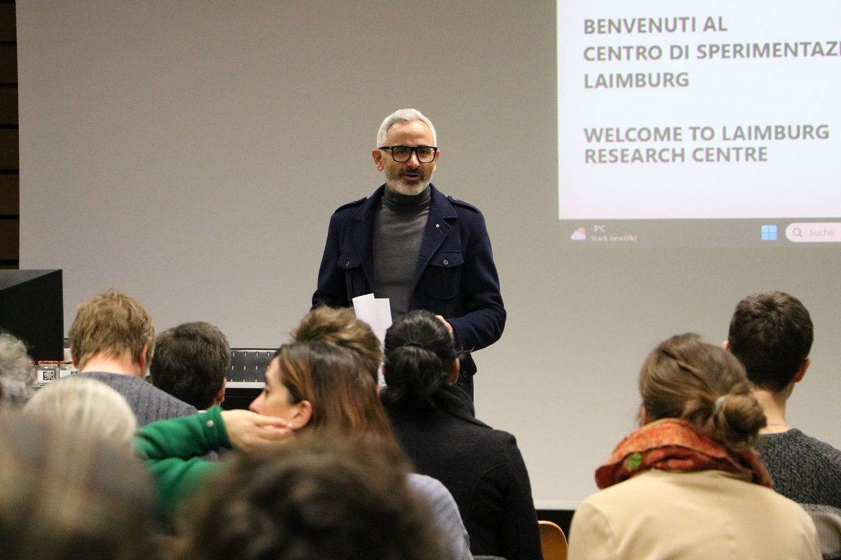 Fig. 1: Il Direttore del Centro di Sperimentazione Laimburg Michael Oberhuber accoglie il pubblico con un discorso di benvenuto.: © Laimburg Research Centre /agnese martinelli