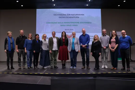 Abb. 3: Die Referentinnen und Referenten der achten Ausgabe der Veranstaltung „Naturnahe Grünflächenpflege“ (von links nach rechts): A. Schwarz, D. Corengia, C. Canedoli, K. Plunger, R. Stangl, M. Tauderer-Seifried, A. Bordignon, K. Resch, A. Nemetz, M. E. La Rosa, D. Gruber, G. Pircher, G. Bellini.
© Laimburg Research Centre/daniel rossato