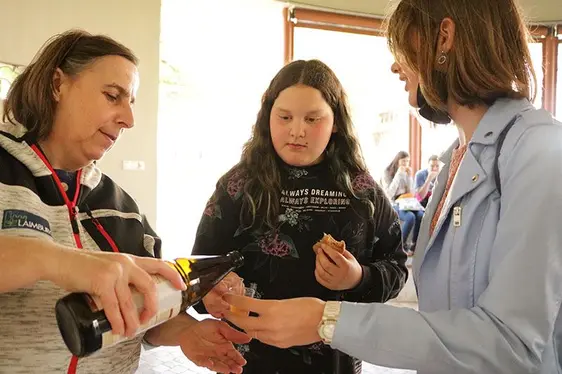 Abb. 6: Verkostung von Kombucha, ein Getränk, das von speziellen Hefe-Pilzen vergoren wird.: © Versuchszentrum Laimburg