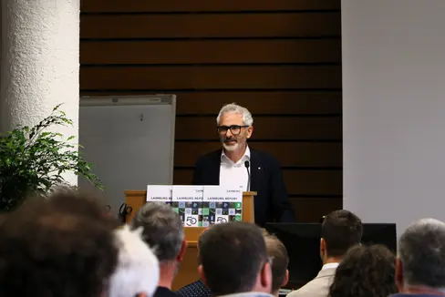 Abb. 1: Der Direktor des Versuchszentrums Laimburg, Michael Oberhuber, begrüßte die rund 100 Teilnehmenden beim Tag des Weines und der Rebe.
© Laimburg Research Centre/Agnese Martinelli