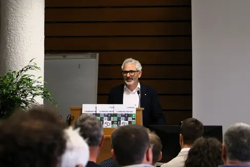 Fig. 1: Il direttore del Centro di Sperimentazione Laimburg, Michael Oberhuber, ha dato il benvenuto alle circa 100 persone partecipanti alla Giornata del vino e della vite.
© Laimburg Research Centre/agnese martinelli
