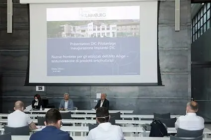 Hanno presentato il nuovo impianto DIC (da de.): l’assessore all’agricoltura Schuler, il direttore del Centro di Sperimentazione Laimburg Oberhuber e la responsabile del gruppo Trasformazione dei Prodotti Ortofrutticoli Venir: ©CSL/amarti