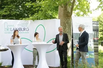 (von li.) Martina Falagiarda und Silvia Schmidt von der Arbeitsgruppe „Entomologie“ des Versuchszentrums Laimburg, Laimburg-Direktor Michael Oberhuber und Agrarlandesrat Arnold Schuler