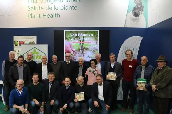 Fig. 6: La presentazione del libro “Von Bäumen & Früchten” dell’Associazione Vivaisti Altoatesini ha visto la partecipazione delle autrici e degli autori del libro, nonché la presenza dell’Assessore all’ag: © Laimburg Research Centre/Debora Lamcja